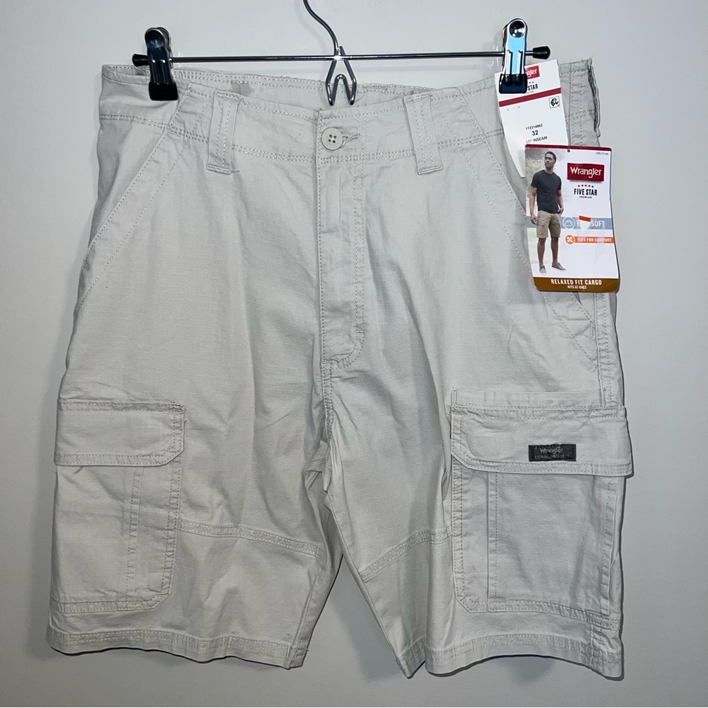 Wrangler Men’s Relaxed Fit Light Khaki Cargo Shorts Hits At Knee Waist 32